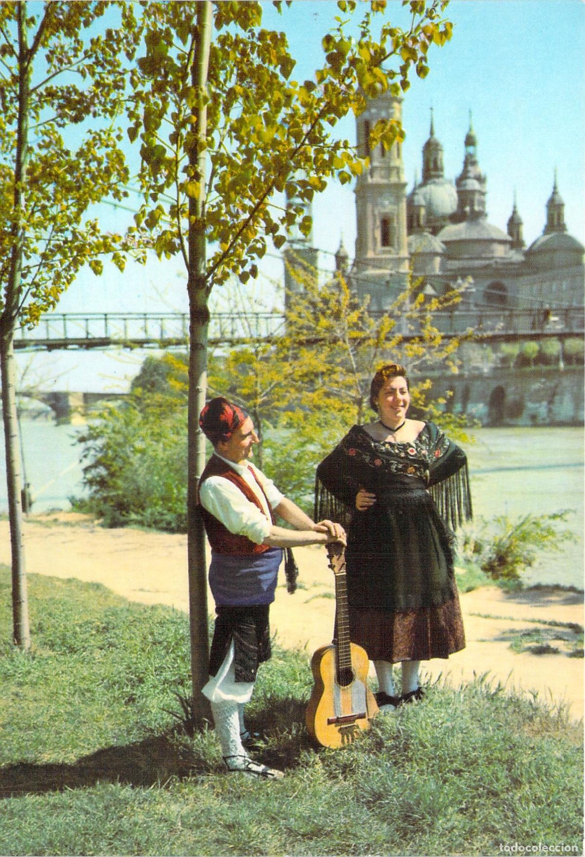 Postales: Postal de pareja con traje t&iacute;pico de Zaragoza a orillas del r&iacute;o Ebro