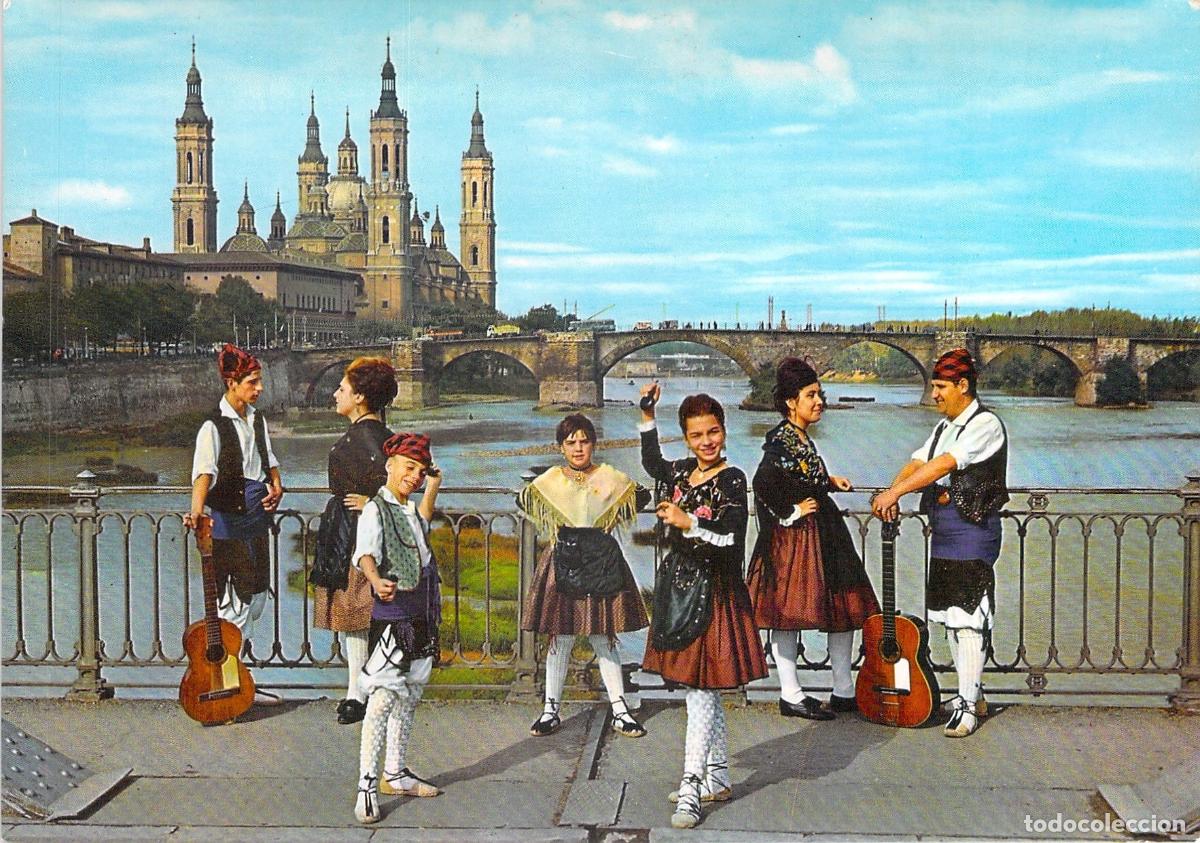 Postales: Postal de Zaragoza con grupo folcl&oacute;rico ante el r&iacute;o Ebro y la Bas&iacute;lica del Pilar