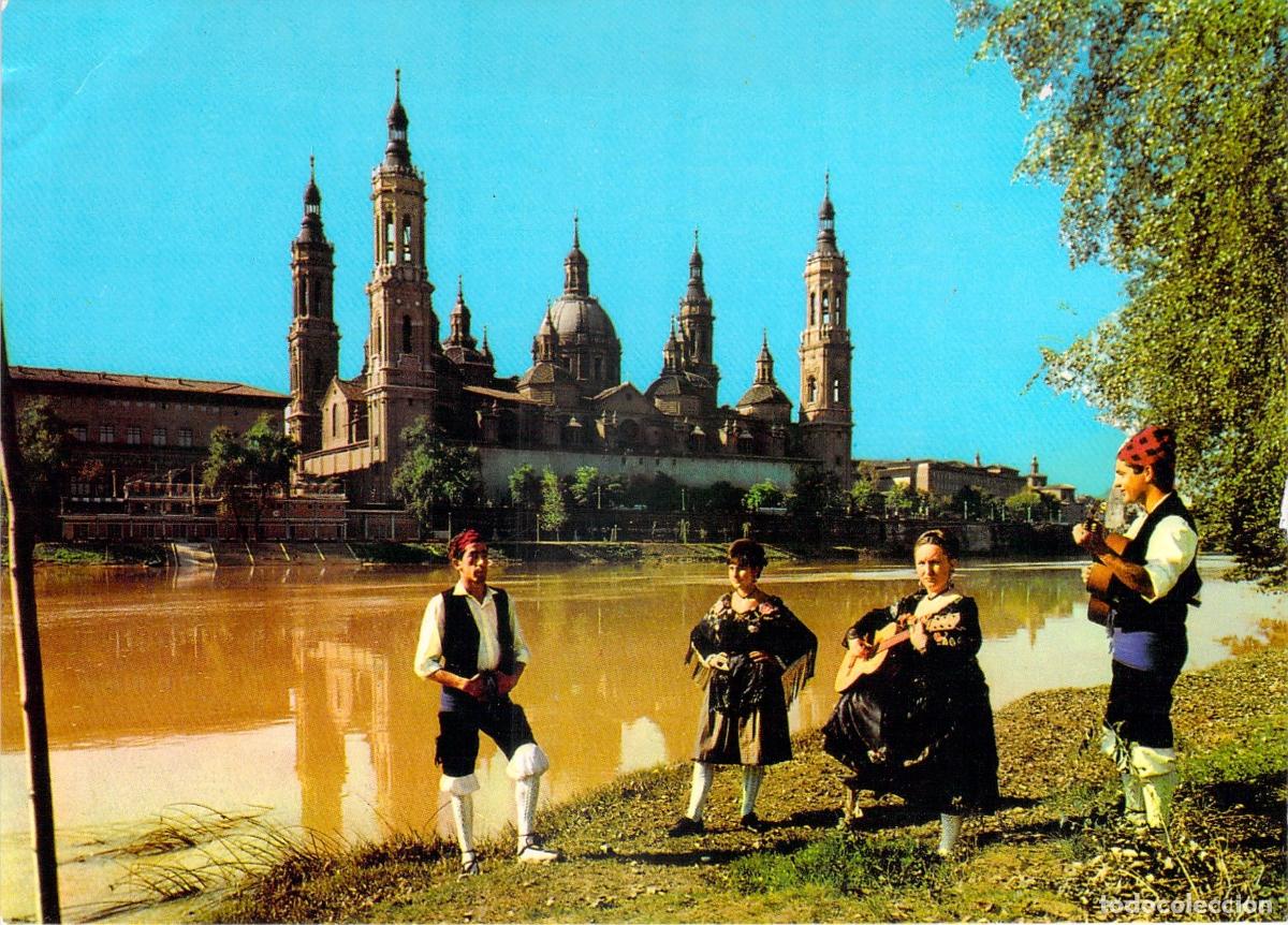 Postales: Postal de Zaragoza: Templo del Pilar y grupo folcl&oacute;rico junto al r&iacute;o Ebro