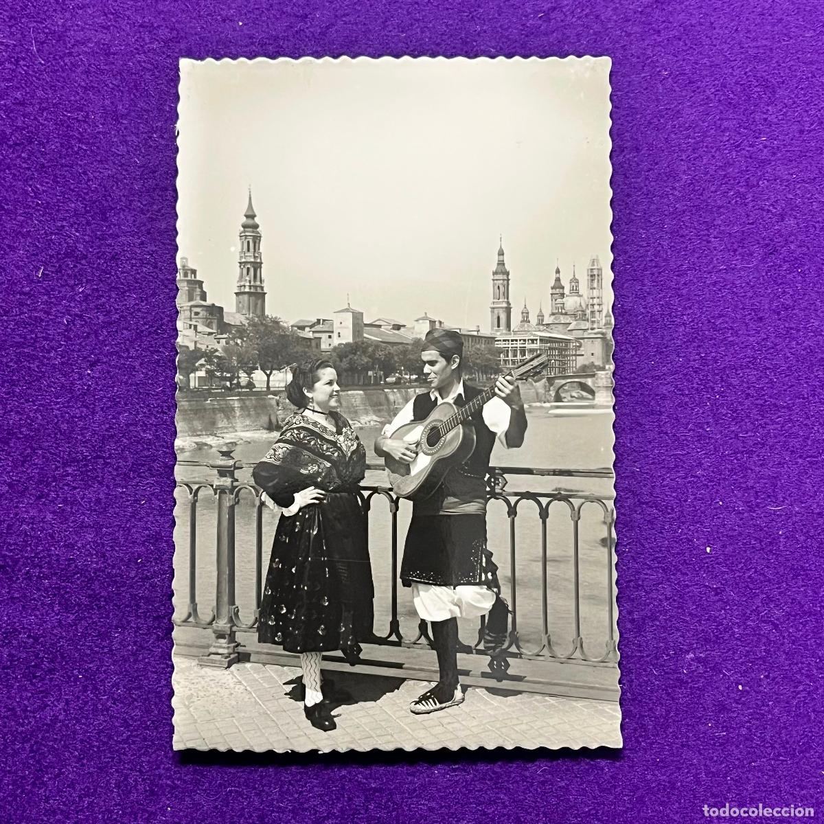 Postales: POSTAL DE ZARAGOZA. PAREJA BATURRA EN EL PUENTE DEL PILAR.