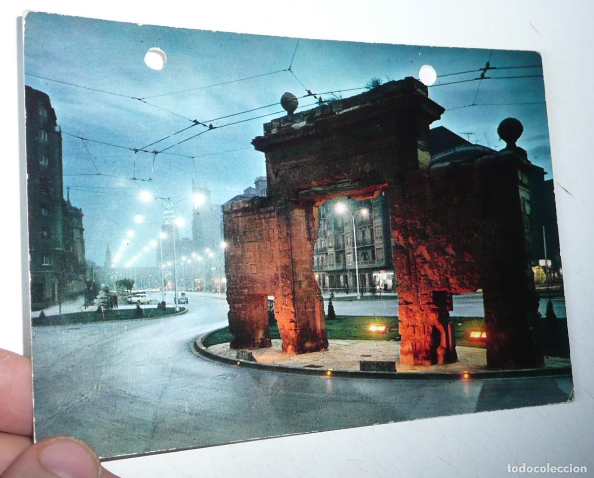 Postales: Postal Zaragoza N&ordm; 2055 Puerta del Carmen y Paseo de Pamplona. Nocturna. Sin circular. Taladrada.