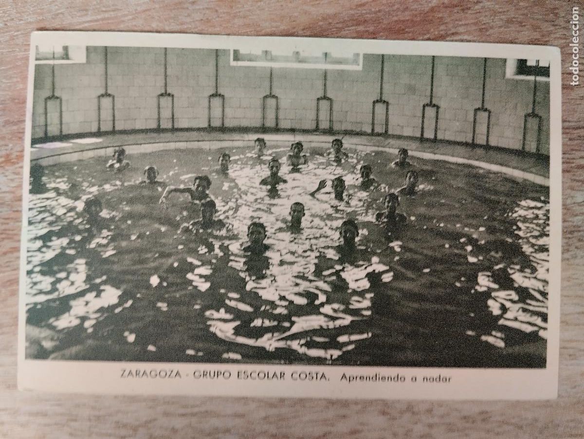Postales: ZARAGOZA GRUPO ESCOLAR COSTA APRENDIENDO A NADAR FOTO MARIN CHIVITE