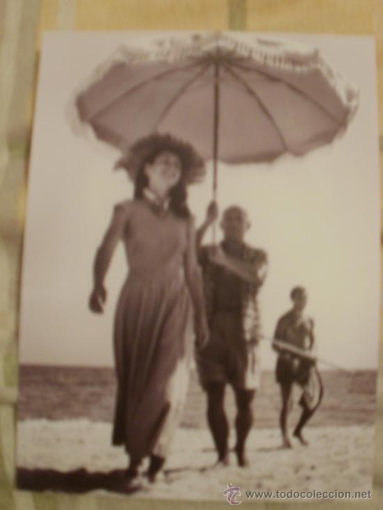 Postales: POSTAL DE PICASO y mujer con sombrilla en playa - Foto 1