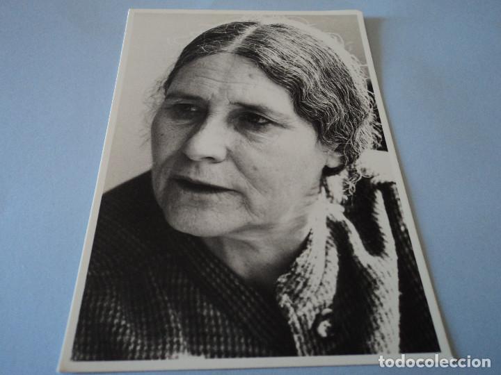 Postales: POSTAL DE LA ESCRITORA DORIS LESSING circulo de lectores 16 x 11 cm - Foto 1