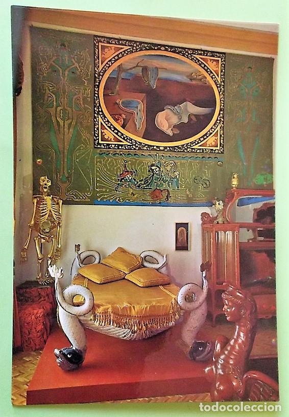 Postales: Museo Dal&iacute;. 42 Tapiz de Obuson con los relojes blandos, cama de la Castiglione, vitrina de Gaud&iacute;, ba
