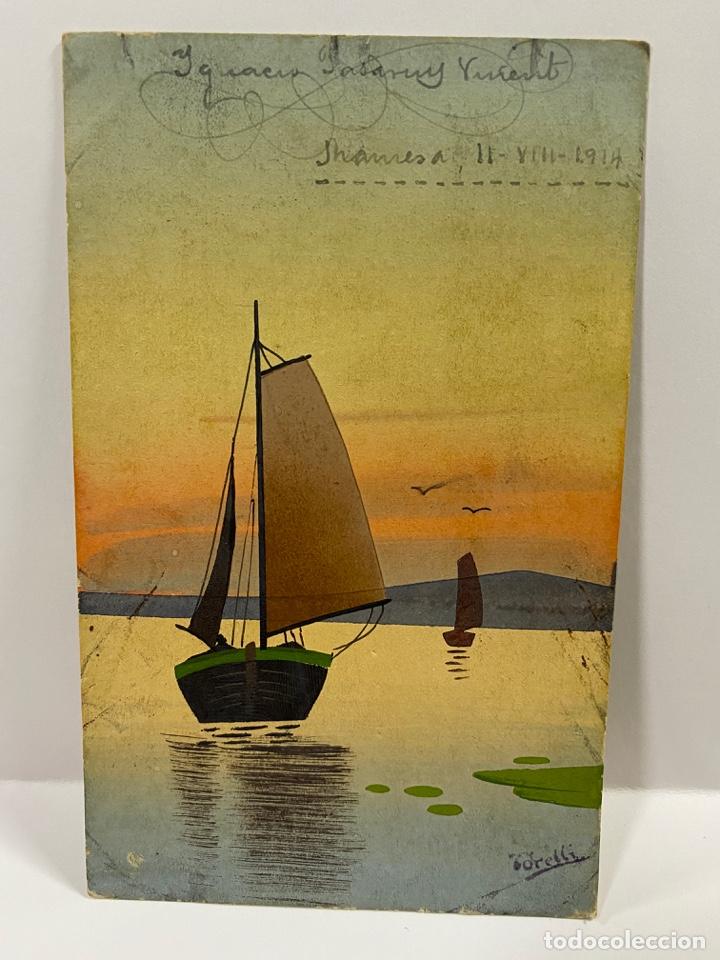 Postais: TARJETA POSTAL PINTADA A MANO. BARCO DE VELA EN EL ATARDECER. VER FOTOS