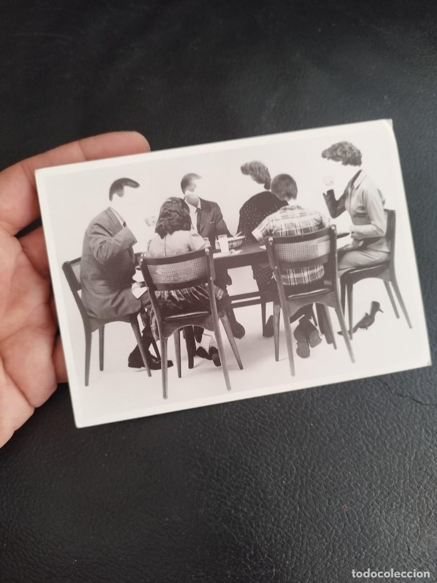 Postales: Tarjeta postal escena de la d&eacute;cada de 1950, personas sentadas alrededor de mesa. Faceless Family.