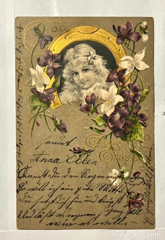 Postales: Tarjeta postal de felicitaci&oacute;n antigua con relieve: una ni&ntilde;a enmarcada por una herradura dorada.
