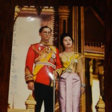 Postales: FOTO POSTAL THE KING AND QUEEN OF THAILAND, ESCRITA EN 1966, REY Y LA REINA DE TAILANDIA, NO CIRCULA. Lote 183266928