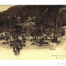 Postales: ANTIGUA POSTAL DE JAPÓN AÑOS 1910-1920 '10 '20 - PARQUE AL PIE DE UN MONTE TIPOS TRADICIONALES