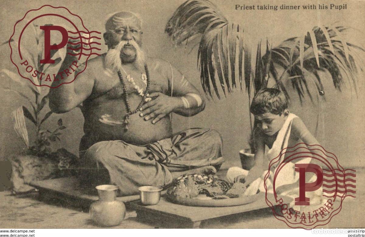 Postales: INDIA INDE. PRIEST TAKING DINNER WITH HIS PUPIL - Foto 1