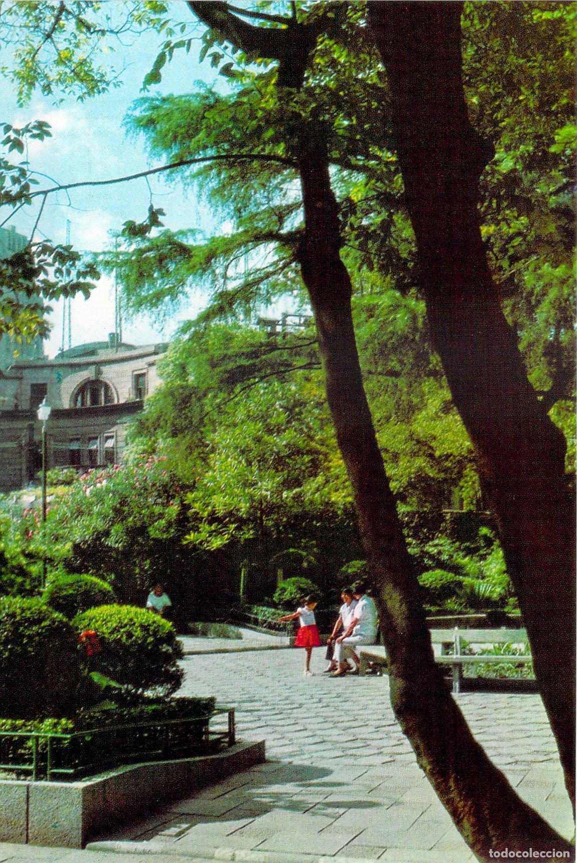 Cartes Postales: Tarjeta Postal de Jard&iacute;n Urbano en Cruce de Calles, Shangh&aacute;i