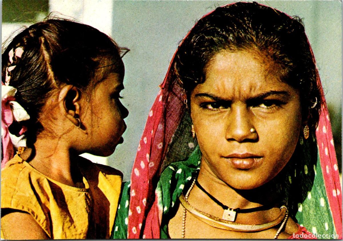 Postales: India - Mare &iacute;ndia amb la filla en bra&ccedil;os - Madre hind&uacute; con su hija en brazos - 149x104mm