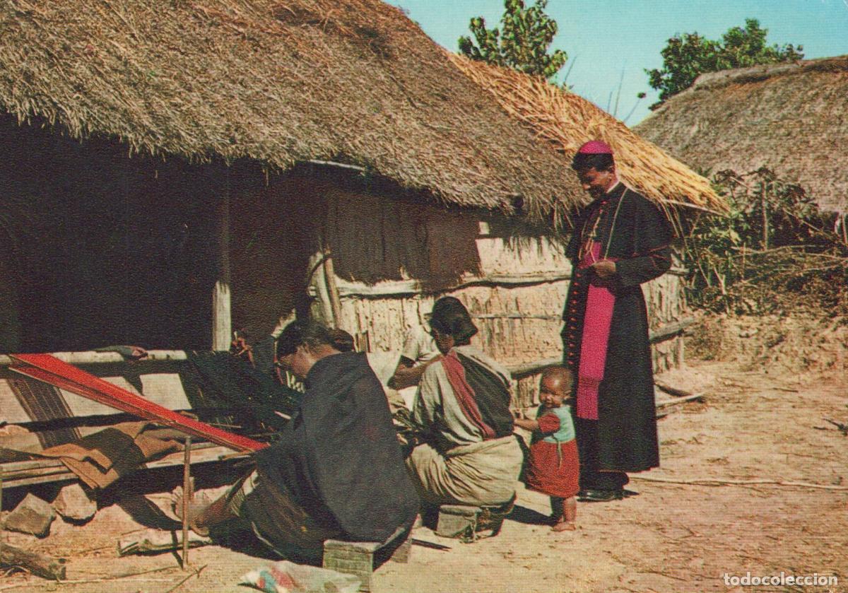 Postales: India Dibrugarh Bishop Hubert D Rosario With Villagers Weaving Unposted *YAM628