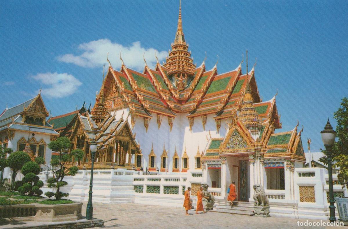 Postales: Thailand Bangkok Grand Palace With Monks in Orange Robes Unposted *YAV552