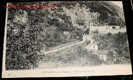 Postais: ANTIGUA POSTAL DE COVADONGA - PAISAJE DE LA CUEVA - GALLO PARIS-IRUN