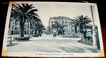 Postais: ANTIGUA  POSTAL  DE   GIJON  (ASTURIAS) - JARDINES DE FRANCO Y CALLE CORRIDA  - FOTO ROISIN