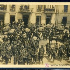 Postales: GIJON (APROX. 1928) : TROPAS CONCENTRADAS PARA DESFILAR ANTE ALFONSO XIII. FOTOGRAFICA.