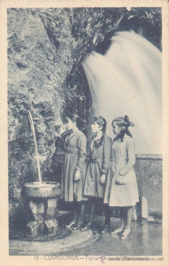 Postcards: COVADONGA(ASTURIAS).-T&Iacute;PICA FUENTE DEL MATRIMONIO