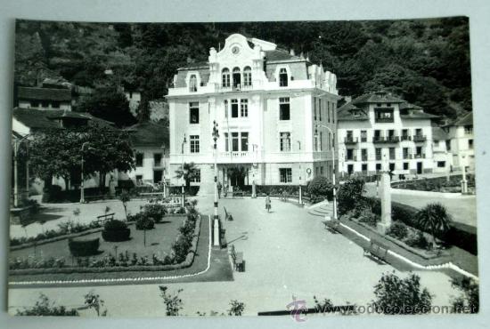 Postales: Postal Luarca Ayuntamiento y parque Ediciones G&oacute;mez sin circular - Foto 1