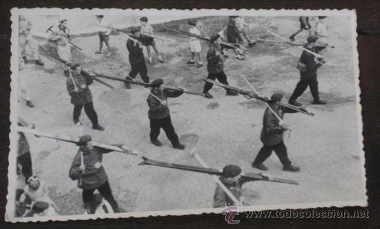Postales: ANTIGUA FOTOGRAFIA DE DESFILE DE LA FALANGE  EN LENA - ASTURIAS - CON SELLO EN EL REVERSO DE LA DELE