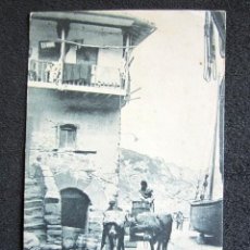 Postales: POSTAL ASTURIAS. A LA PUERTA DE FÁBRICA DE SALAZÓN. FOT. VILLEGAS. PRIMERA EDICIÓN. CIRCULADA 1904