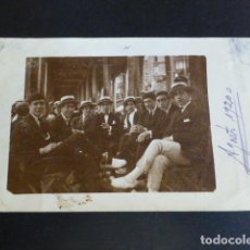 Postales: GIJON ASTURIAS GRUPO DE AMIGOS EN LA PLAYA POSTAL FOTOGRAFICA 1920. Lote 341811948