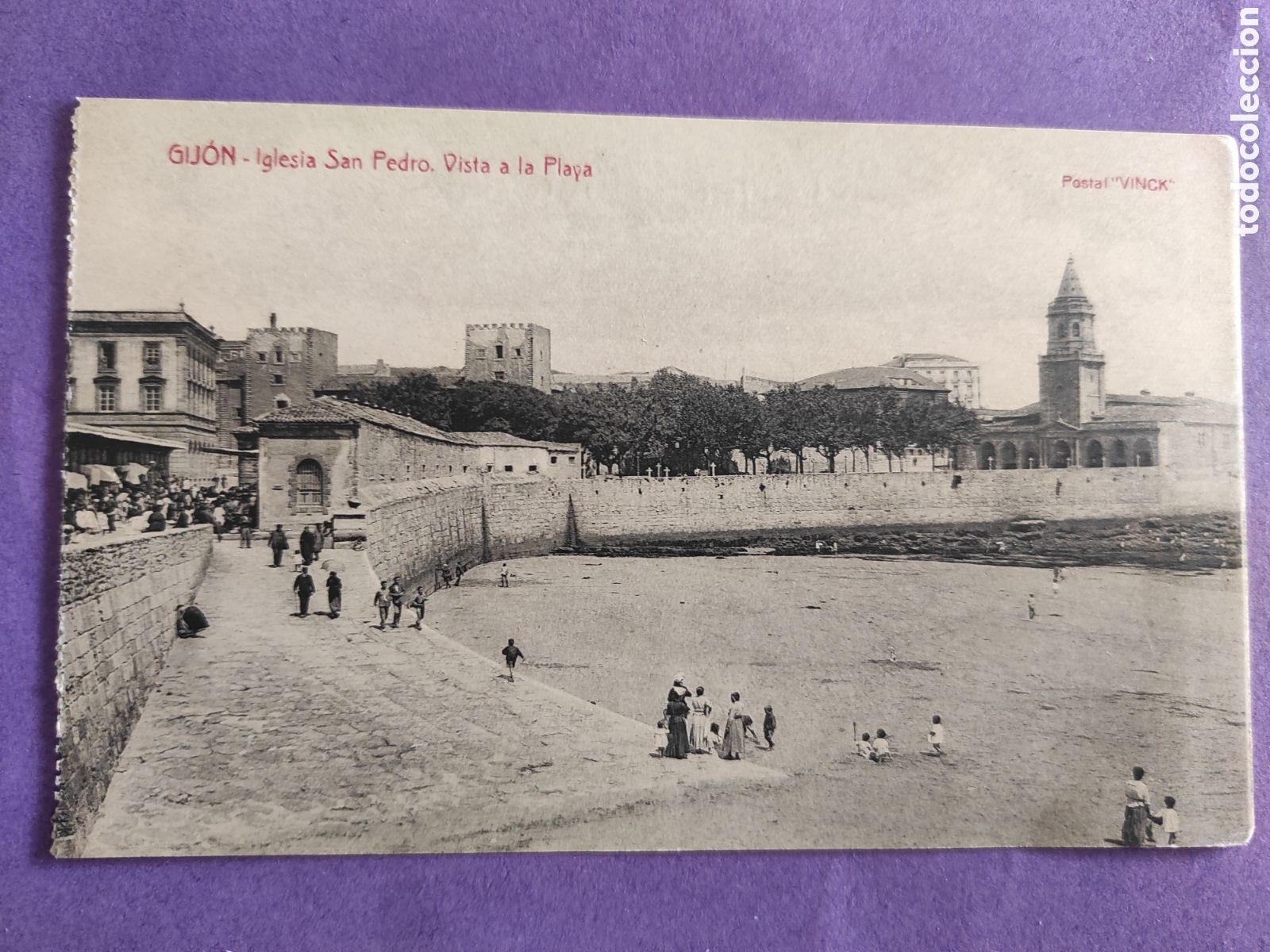 Postales: TARJETA POSTAL GIJON.- ASTURIAS.- IGLESIA SAN PEDRO. VISTA A LA PLAYA.- POSTAL VINCK.-