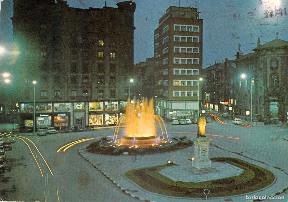 Postales: Postal Nocturna de la Plaza Jovellanos en Gij&oacute;n con Fuente Luminosa