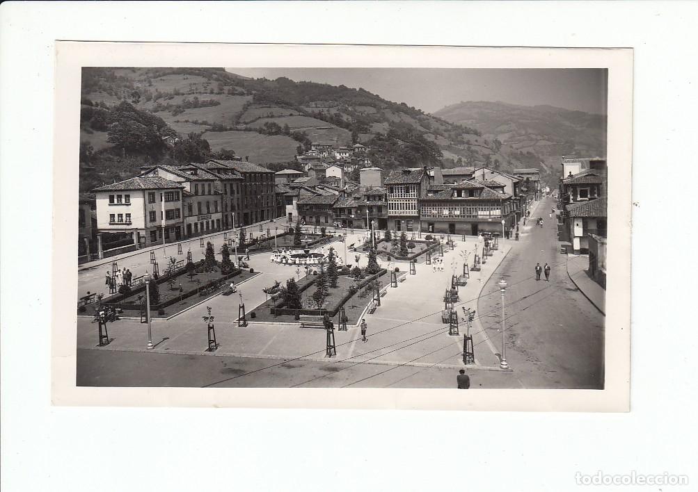Postales: POLA DE LENA (ASTURIAS).- PARQUE Y CALLE VICENTE REGERAL
