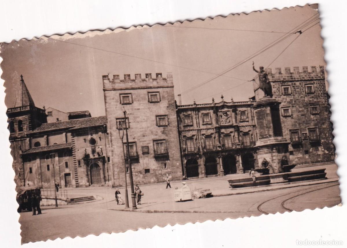 Postales: 7 Gij&oacute;n Plaza del Marqu&eacute;s con la estatua de Pelayo. Juan Lavilla. Sin circular