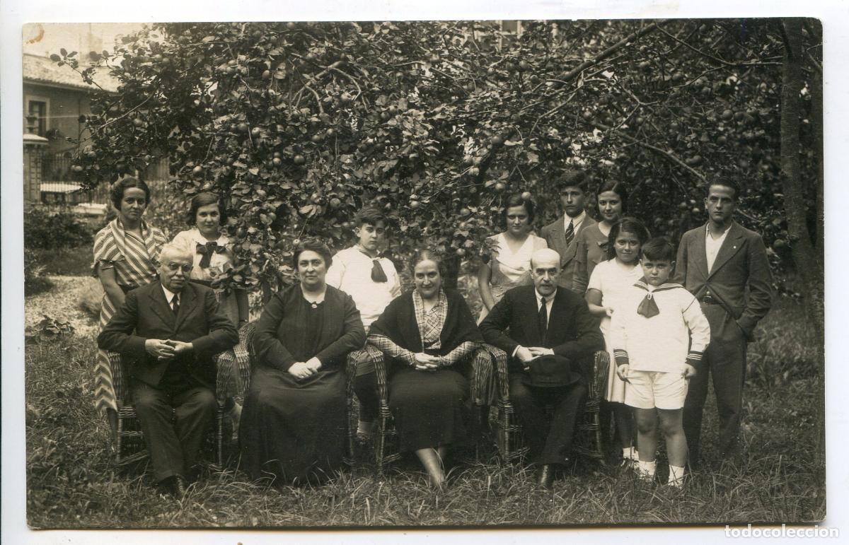 Postales: Familia posando en un jardin de Llanes, Asturias, Foto Rozas, agosto 1933 postal fotogr&aacute;fica