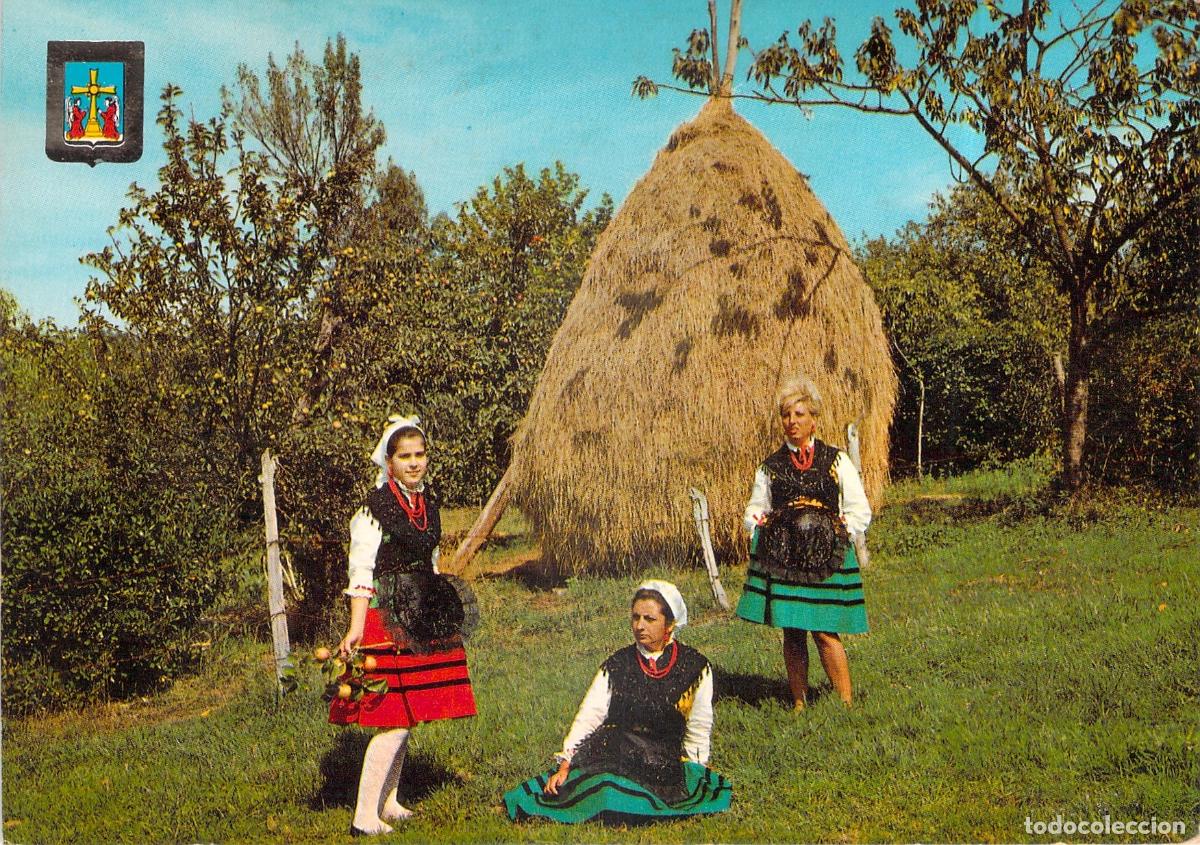 Postales: Postal de Asturias con Mujeres en Trajes T&iacute;picos y Facima de Hierba