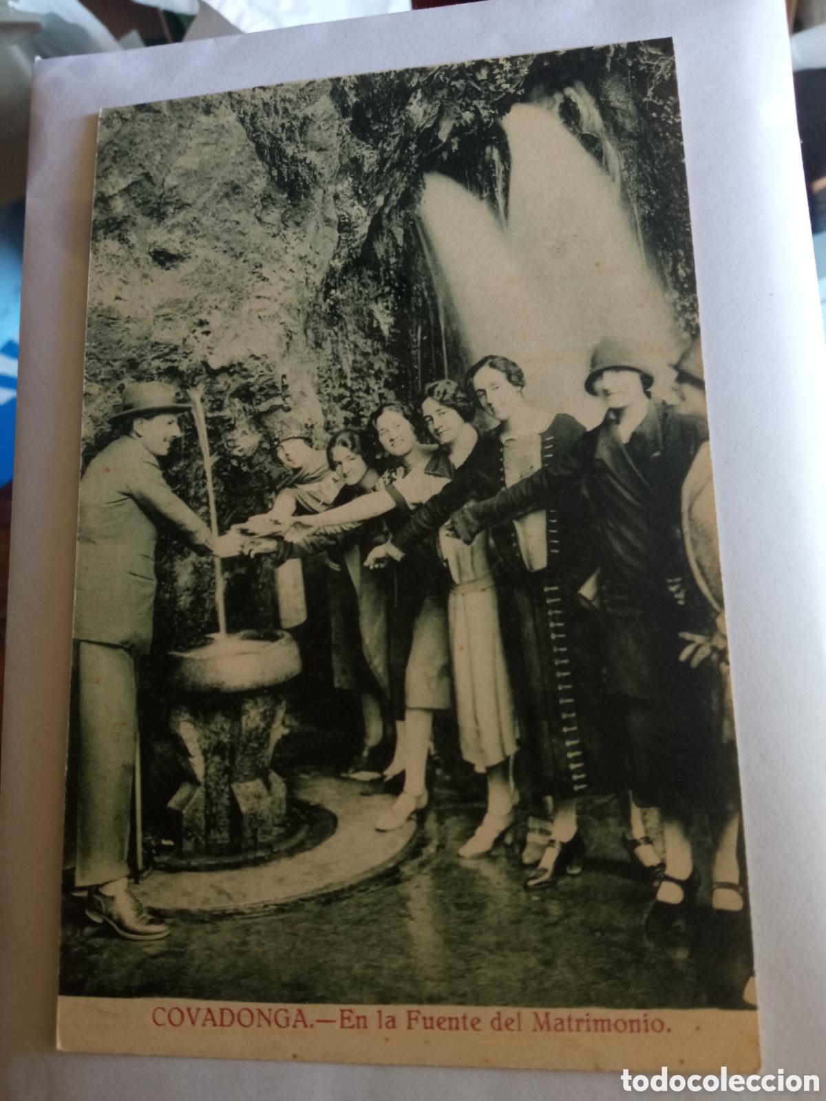 Postales: Antigua postal fotogr&aacute;fica, Covadonga, En la Fuente del matrimonio