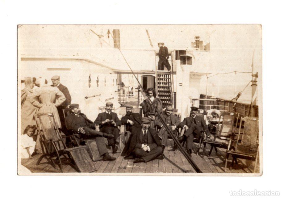 Postales: SAN TIRSO.(ASTURIAS). PASAJEROS RELAJ&Aacute;NDOSE EN LA CUBIERTADE BARCO. FOTOGR&Aacute;FICA MANDADA A BARCELONA