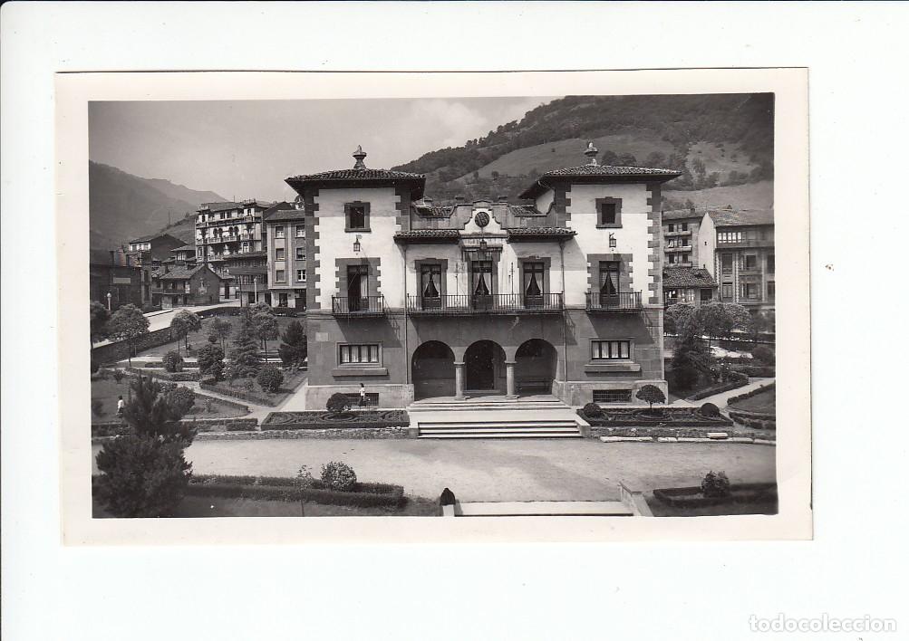 Cartes Postales: POLA DE LENA (ASTURIAS).- CASA CONSISTORIAL Y ESTATUA A VITAL AZA