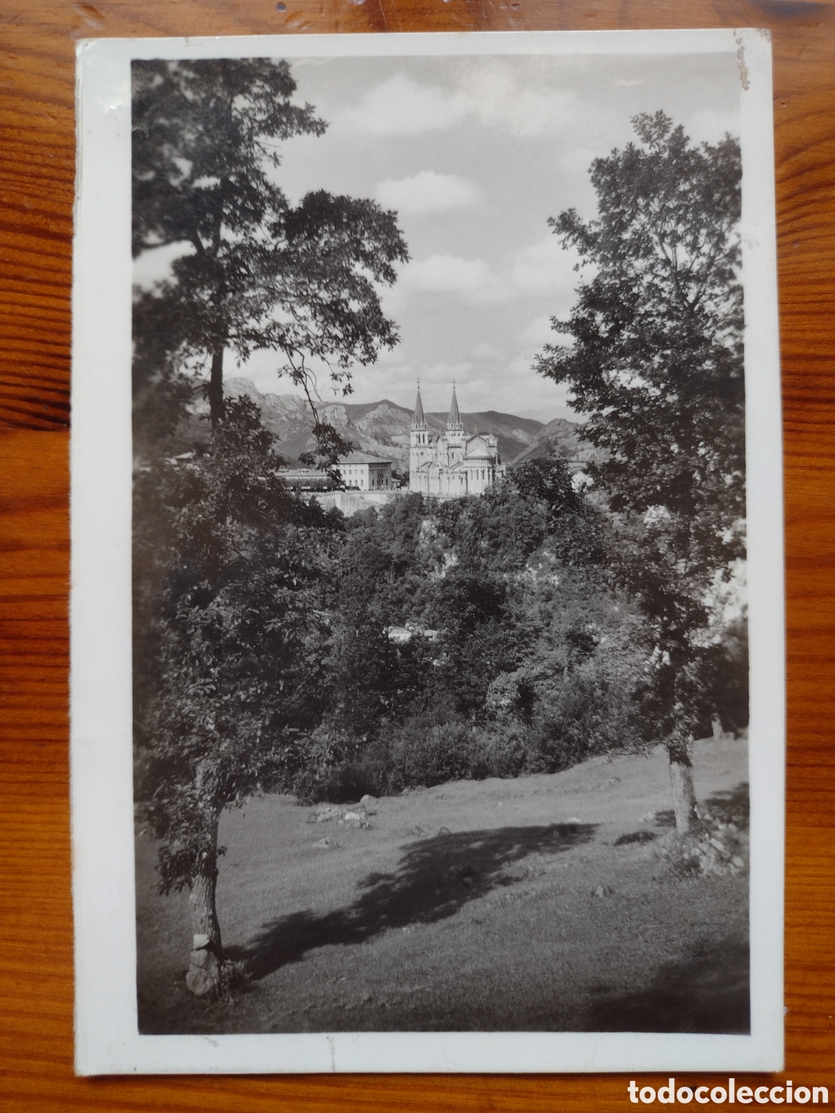 Postcards: Postal a&ntilde;os 50 del santuario de Covadonga, b/n, circulada