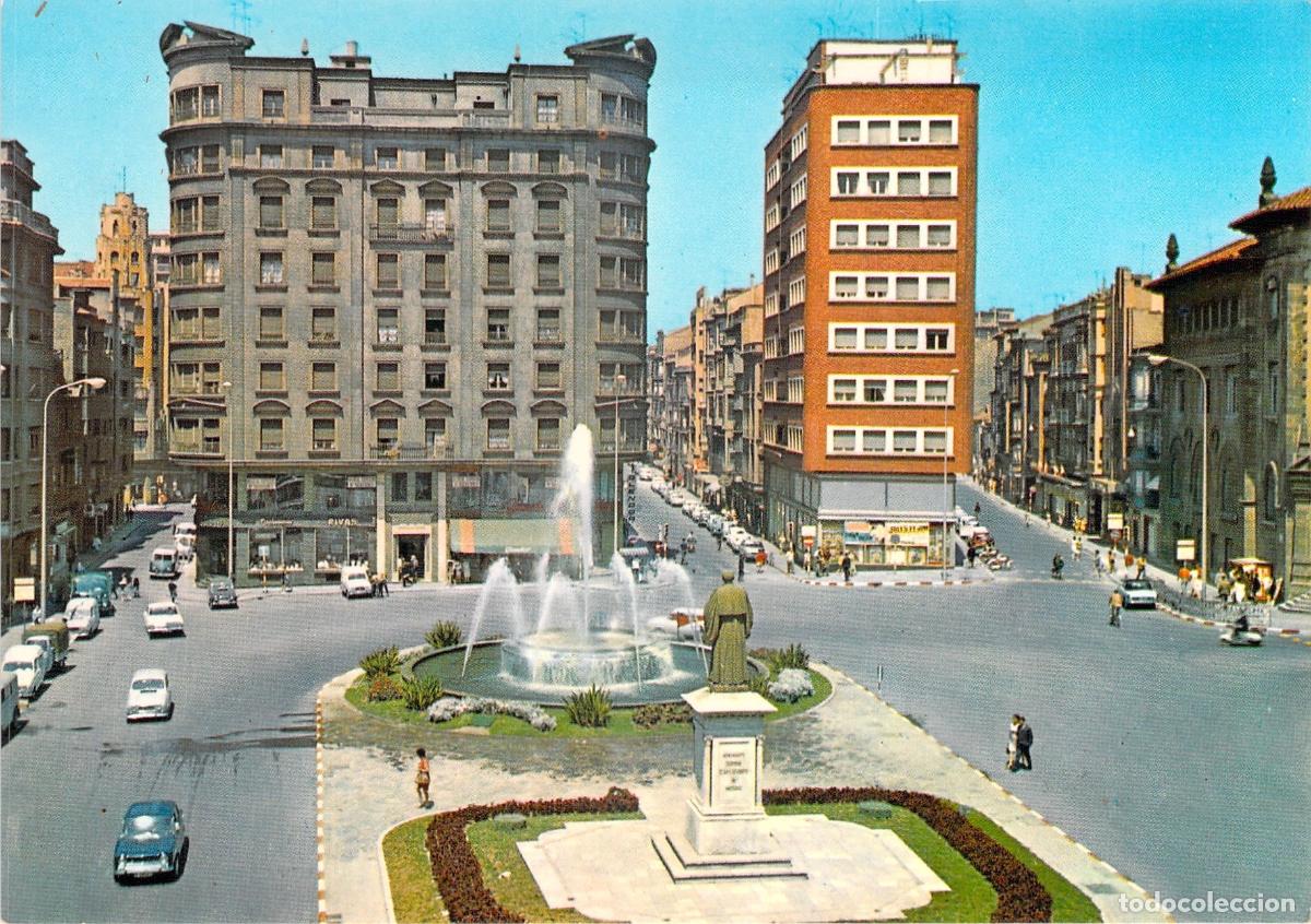 Postales: Postal de Gij&oacute;n Plaza del Seis de Agosto con Fuente y Estatua