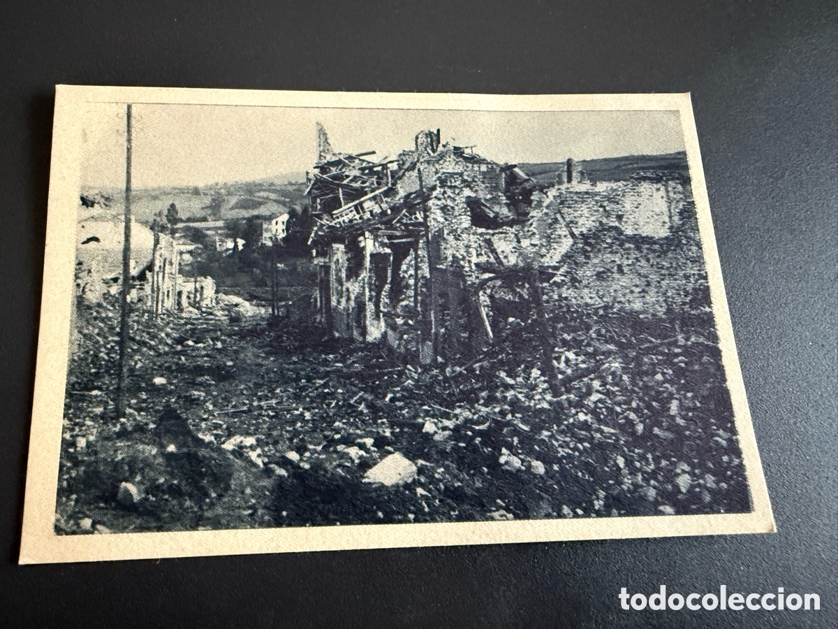 Postales: Postal Oviedo. Guerra civil. Traves&iacute;a de Santo Domingo. El ancho de la calle entre ambos parapetos