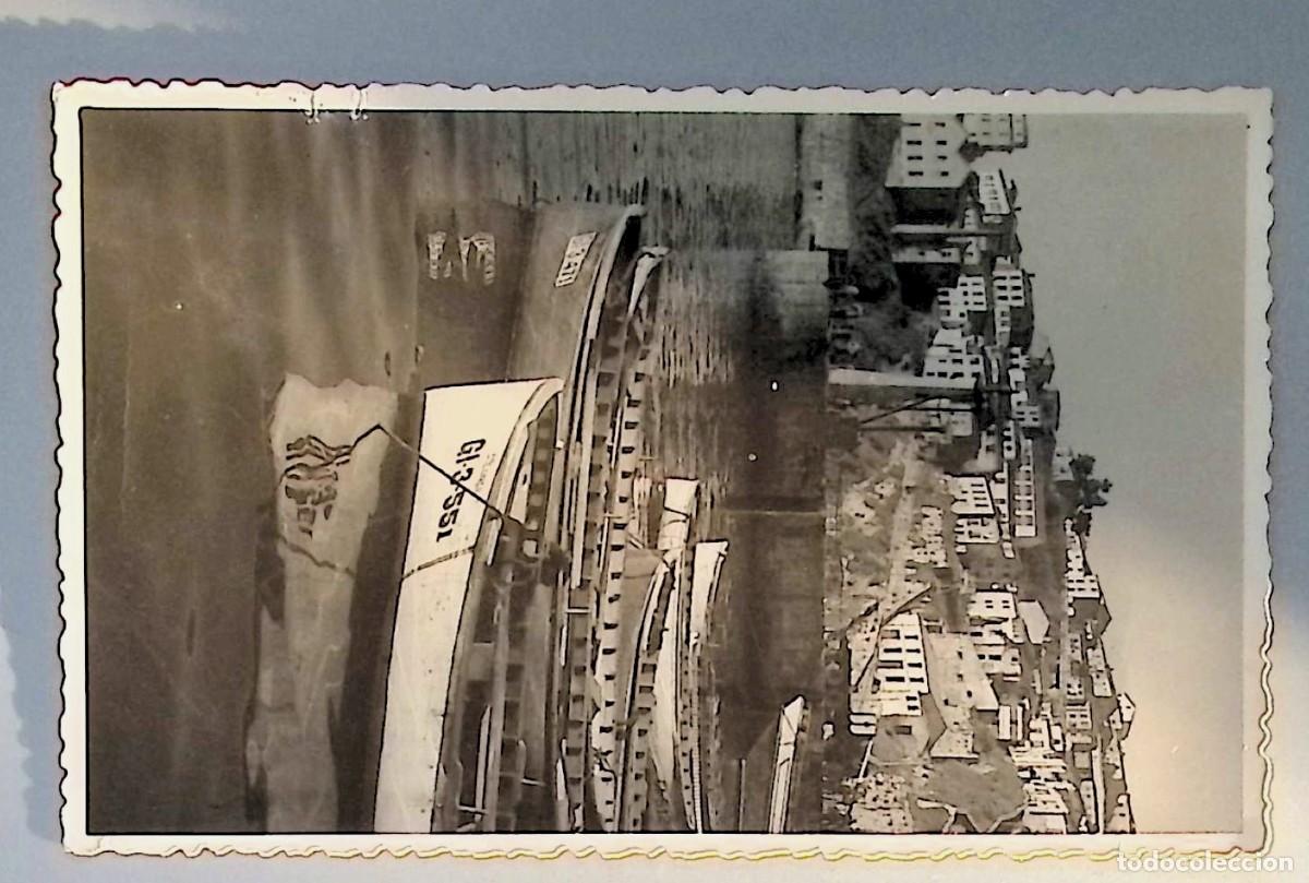 Cartes Postales: FOTOGRAF&Iacute;A ORIGINAL. PUERTO DE LASTRES (ASTURIAS). EMBARCACIONES PESQUERAS Y VISTA DEL CASCO URBANO