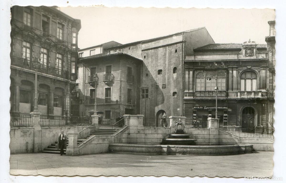 Postales: Oviedo. 25. Plaza de la Catedral. Fuente y Casa de la R&uacute;a. Garc&iacute;a Garabella. Circulada