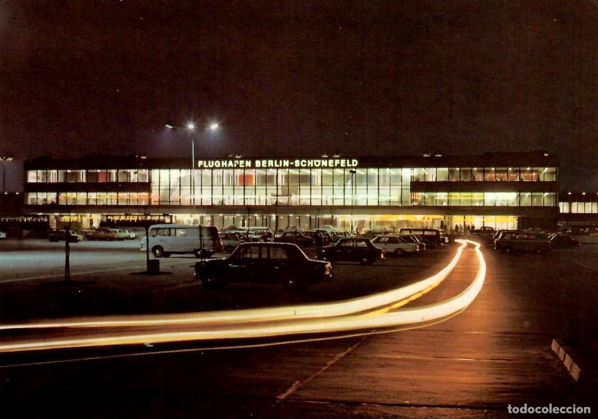 Postales: BERL&Iacute;N. Aeropuerto de Sch&ouml;nfeld, vista nocturna. Edici&oacute;n de la Rep&uacute;blica Democr&aacute;tica Alemana, 1980s.