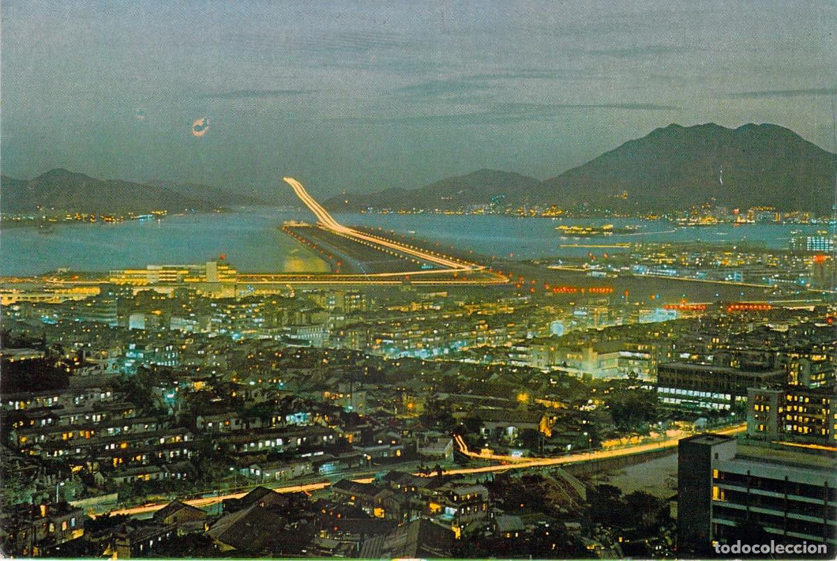 Postales: Postal del Aeropuerto Kai Tak con Vista Nocturna en Hong Kong