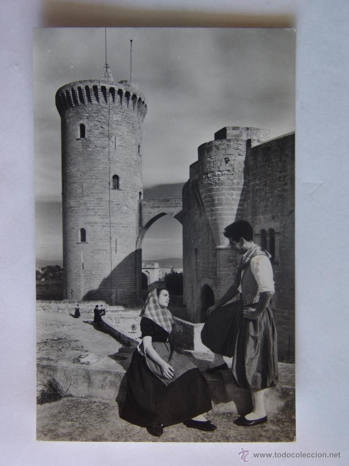 Postkarten: POSTAL DE PALMA DE MALLORCA PAREJA MALLORQUINA EN CASTILLO DE BELLVER