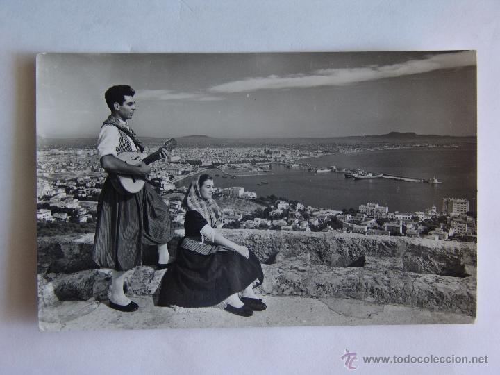 Postkarten: POSTAL DE PALMA DE MALLORCA PAREJA MALLORQUINA AL FONDO VISTA GENERAL DE BELLVER