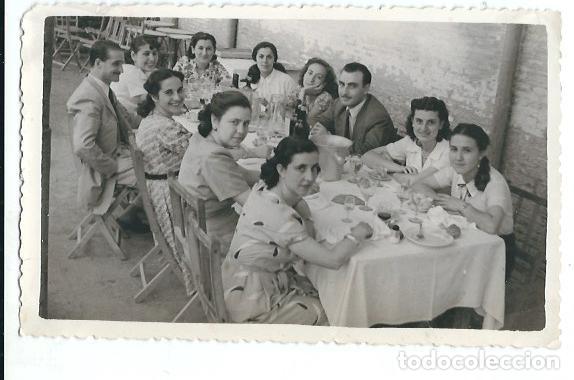 Postales: R200 - PRECIOSA FOTOGRAFIA ANTIGUA DE UNA COMIDA FAMILIAR DEL 21 - 6 -1951