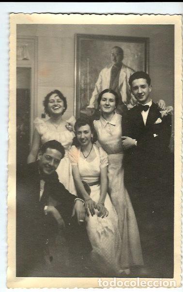 Postales: R200 - PRECIOSA FOTOGRAFIA ANTIGUA DE GRUPO DE AMIGOS PARA FIN DE A&Ntilde;O -31-12-1950