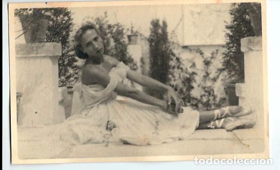 Postales: R200 - PRECIOSA FOTOGRAFIA ANTIGUA DE UNA DAMA CON DOS VESTIDOS A&Ntilde;OS 1950