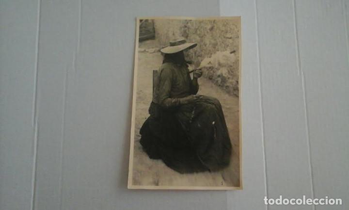 Postais: Vieja Campesina hilando lana.