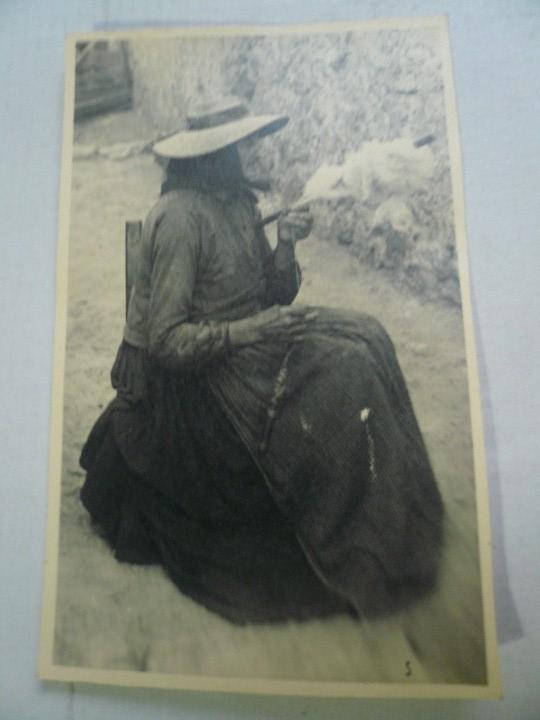 Postales: Ibiza-Vieja Campesina hilando lana.